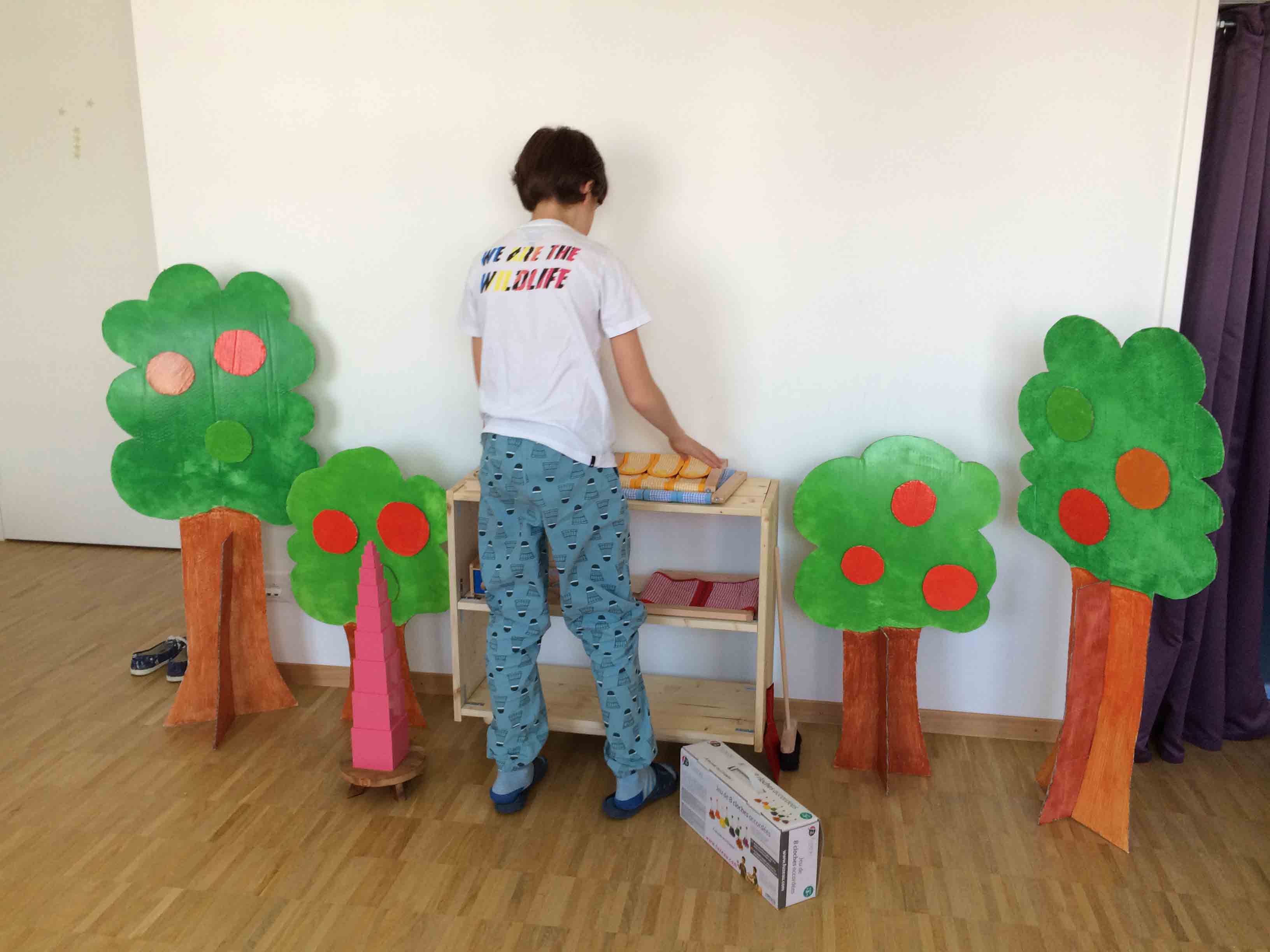Installation d'un petit atelier communautaire de matériel Montessori