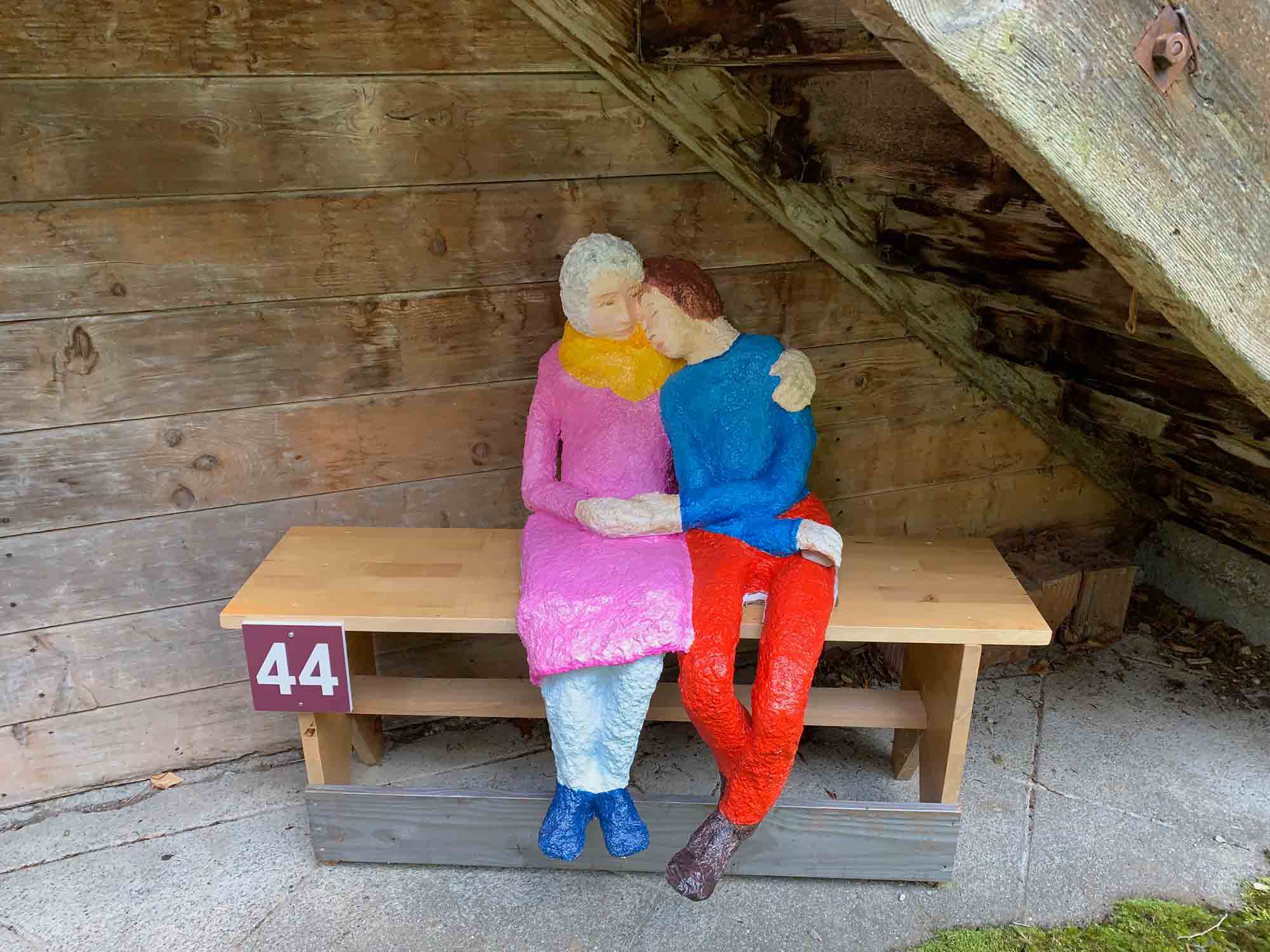 Sculpture en papier mâché exposée à Rossinière